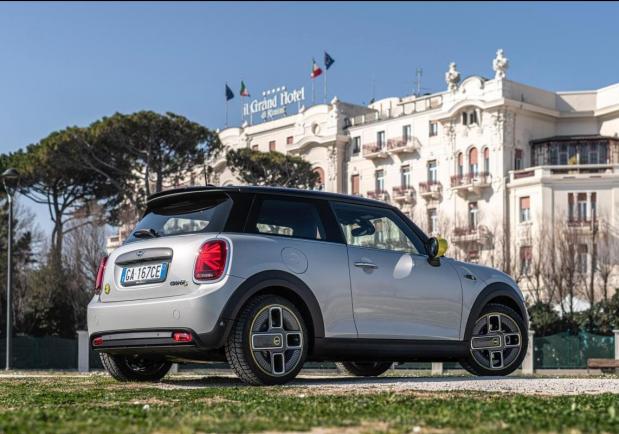 Foto Mini Cooper SE Tre Quarti Posteriore Patentati