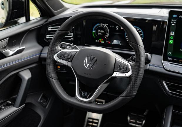 Foto Volkswagen Tiguan EHybrid R Line Volante Patentati