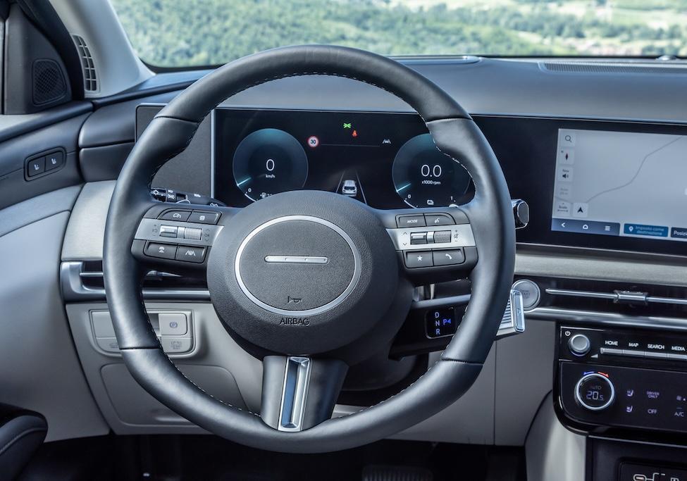 Nuova Hyundai Tucson HEV 2024 volante