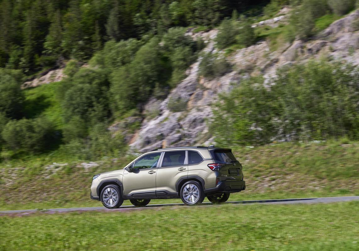 Subaru Forester e-Boxer 2025 immagine