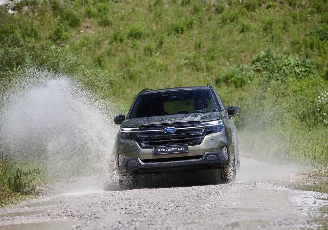 Subaru Forester e-Boxer 2025 in offroad