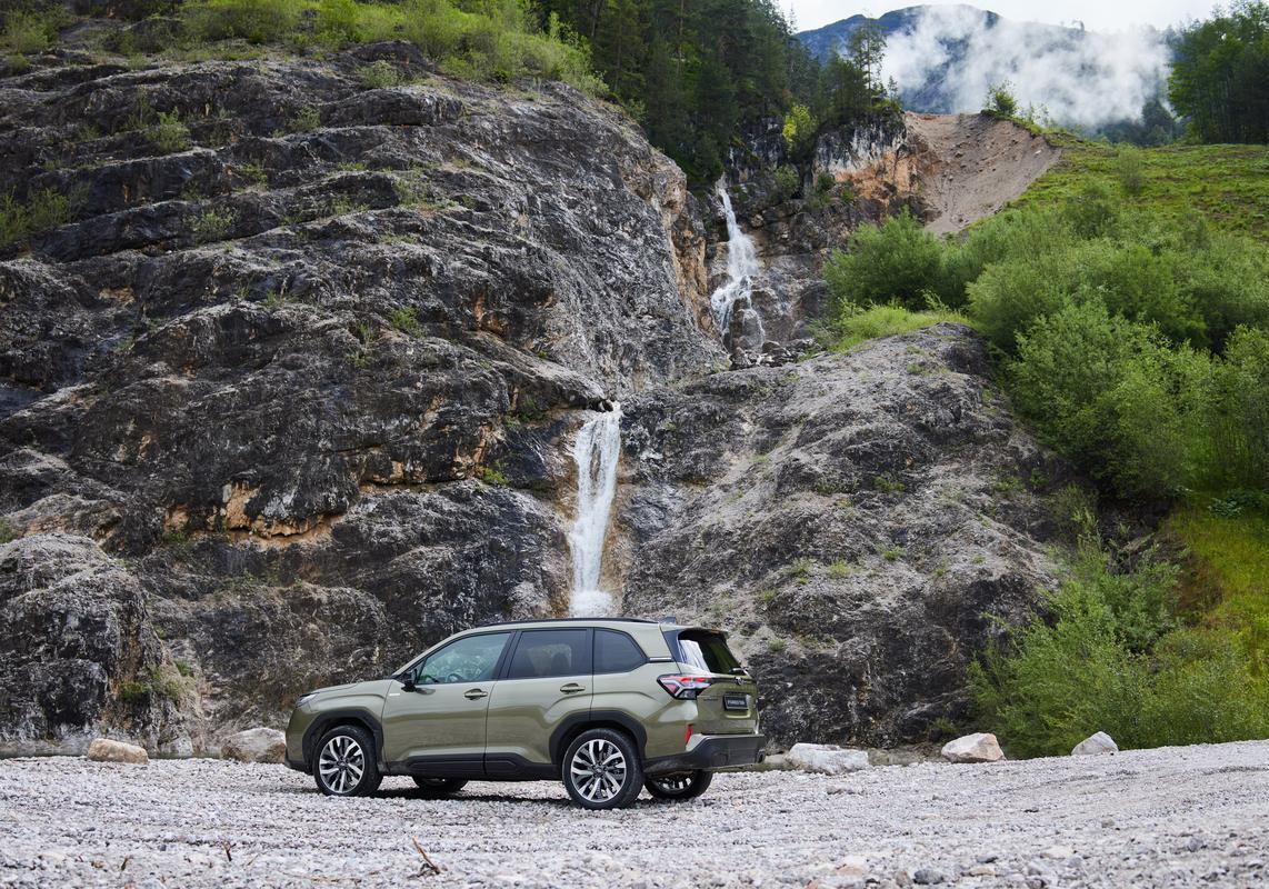 Subaru Forester e-Boxer 2025 profilo