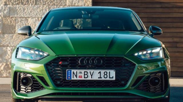 Audi RS5 coupe verde