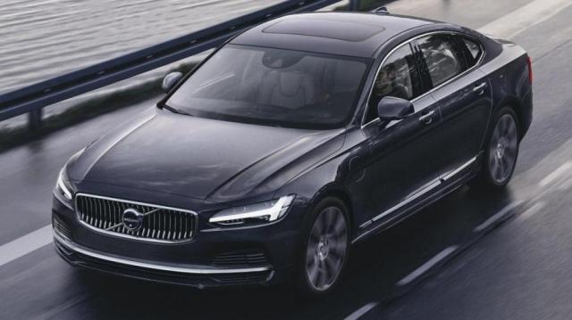 Volvo S90 Recharge strada